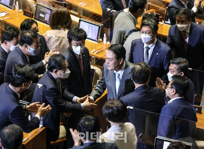 '국민의힘 의원들과 인사하는 윤석열 대통령'                                                                                                                                              