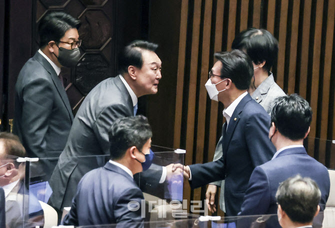 '김민석 의원과 인사하는 윤석열 대통령'                                                                                                                                                  