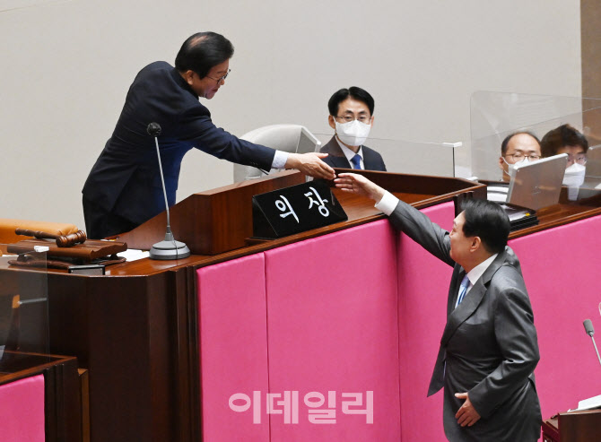 '박병석 국회의장과 인사하는 윤석열 대통령'                                                                                                                                              