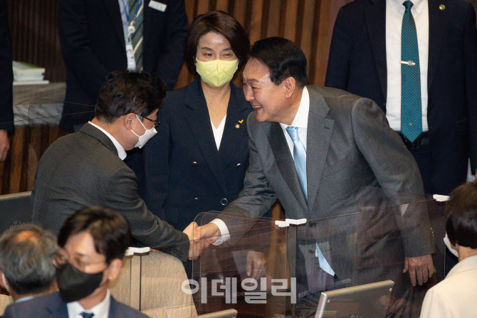 '박범계 의원과 악수하는 윤석열 대통령'                                                                                                                                                  