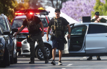 뉴욕 참사 하루만에 캘리포니아 교회서 또 총격…1명 사망