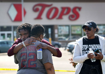 '버펄로 총격'에 충격 휩싸인 미국…"인종차별 범죄 끝내야"