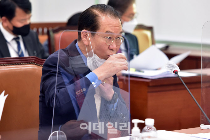 외통위 전체회의, '물 마시는 권영세 장관'                                                                                                                                                