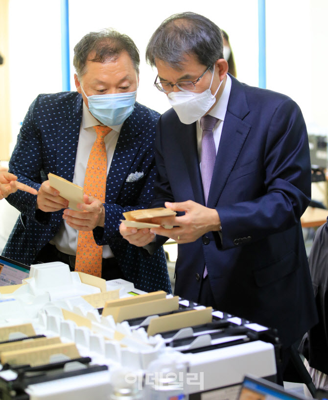 투표지분류기 살펴보는 노태악 선관위원장                                                                                                                                                           