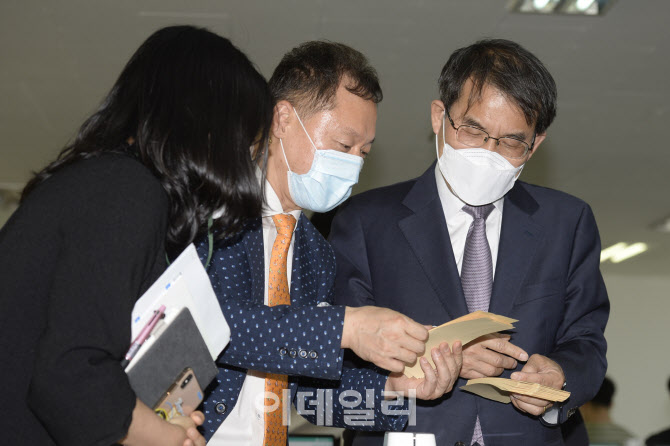 투표용지 살펴보는 노태악 선관위원장                                                                                                                                                               