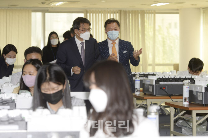 지방선거 앞두고 투표지분류기 운영교육 현장 찾은 노태악 위원장                                                                                                                                     