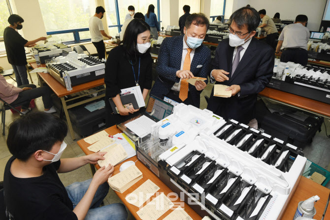 6·1지선 앞두고 투표지분류기 운영교육 현장 찾은 노태악 선관위원장                                                                                                                                 