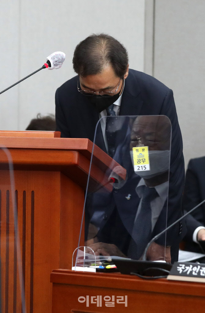 '성비위 논란' 윤재순, '국민 불쾌감 느꼈다면 사과'                                                                                                                             