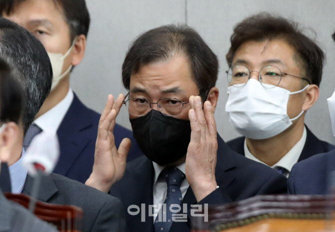 윤재순, '성 비위 논란...불쾌감 느꼈다면 사과'                                                                                                                                           