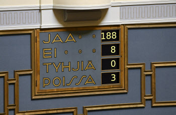 핀란드 의회, 나토 가입신청 승인…스웨덴도 공식 서명