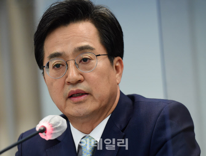 '답변하는 김동연'                                                                                                                                                                       