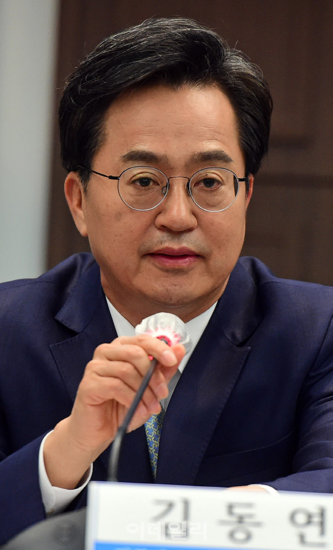 '패널 질의에 답변하는 김동연'                                                                                                                                                           