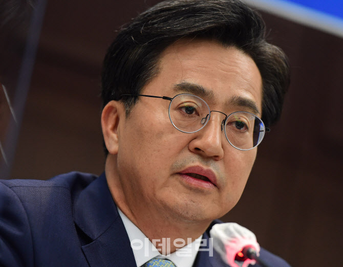 관훈토론회 '패널 질의에 답변하는 김동연'                                                                                                                                                