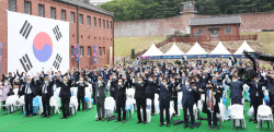 [포토]5·18 민중항쟁 제42주년 서울기념식, 만세 부르는 참석자들                                                                                                                                          