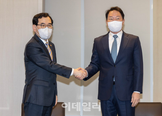 악수 나누는 이창양 장관-최태원 회장                                                                                                                                                               
