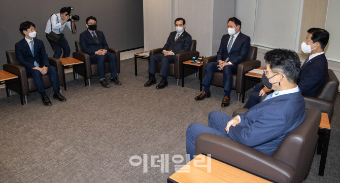 면담하는 이창양 장관-최태원 회장                                                                                                                                                                  