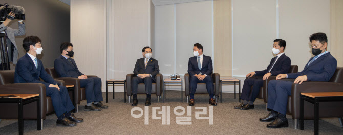 면담하는 이창양 산업부 장관-최태원 대한상의 회장                                                                                                                                                  