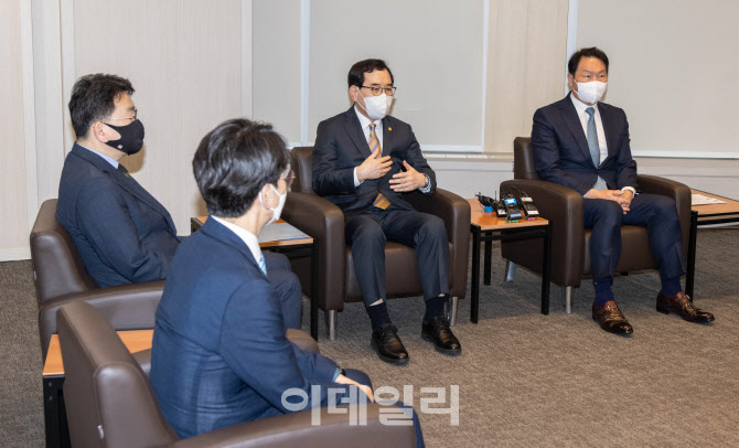 이창양 산업부 장관-최태원 대한상의 회장 면담                                                                                                                                                      
