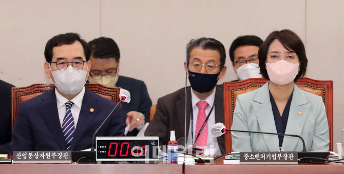 국회 산자위 전체회의 참석한 이창양-이영                                                                                                                                                           