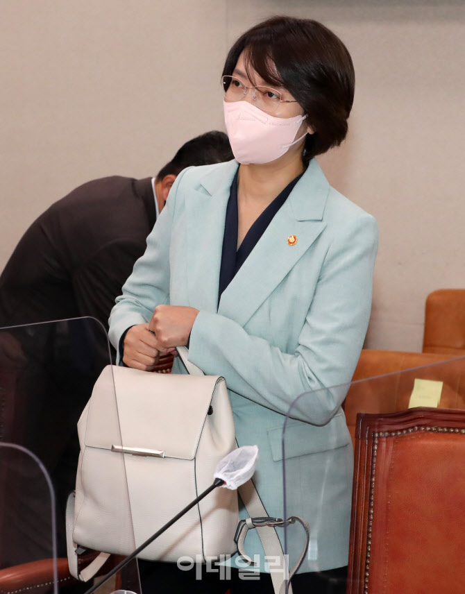 국회 산자위 전체회의 입장하는 이영 장관                                                                                                                                                           