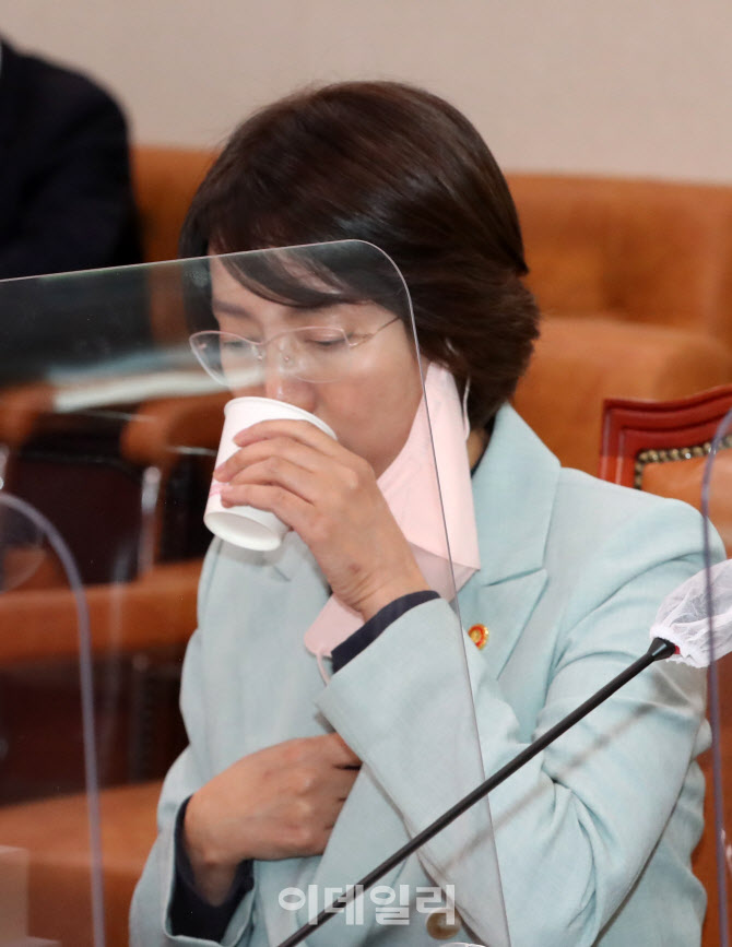 물 마시는 이영 중소벤처기업부 장관                                                                                                                                                                