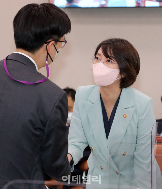 의원들과 인사 나누는 이영 중소벤처기업부 장관                                                                                                                                                     