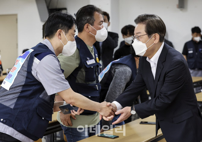 한국지엠 노조원들과 인사 나누는 이재명                                                                                                                                                            
