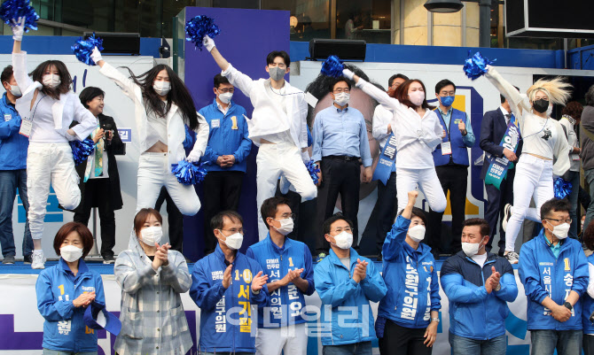  율동 펼치며 선거운동                                                                                                                                                                             