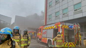 안산 車 부품 공장서 화재, 큰 불 잡혀…2명 부상