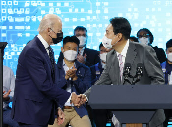 尹·바이든, 삼성전자 공장서 '기술동맹' 한 목소리(종합)