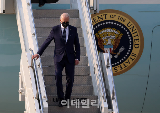 에어포스원에서 내리는 조 바이든 미 대통령                                                                                                                                                         