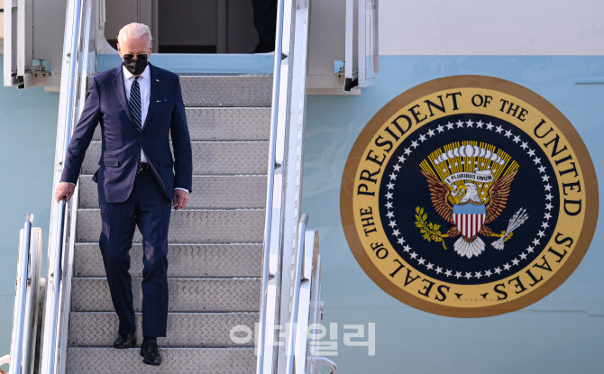 조 바이든, '오산 미 공군기자 도착'                                                                                                                                                      