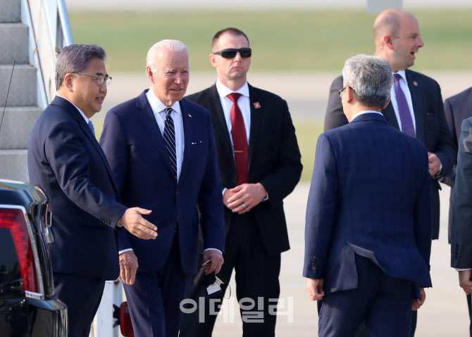 '박진 외교부 장관 안내 받는 조 바이든 美 대통령'                                                                                                                                        