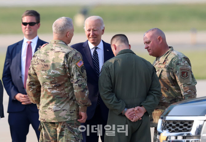 '미 관계자들과 대화하는 조 바이든 미 대통령'                                                                                                                                            