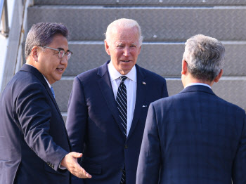 '조 바이든 미 대통령 안내하는 박진'