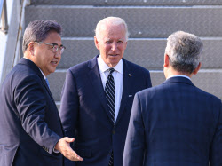 [포토]'조 바이든 미 대통령 안내하는 박진'                                                                                                                                                     