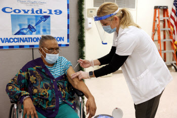 美CDC “50세 이상 코로나 백신 4차 접종 권고”