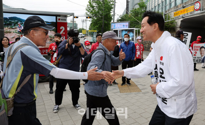 시민들과 인사 나누는 오세훈 서울시장 후보                                                                                                                                                         