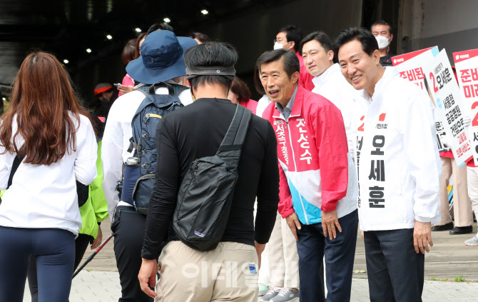 등산하는 시민들 만나는 오세훈 서울시장 후보                                                                                                                                                       