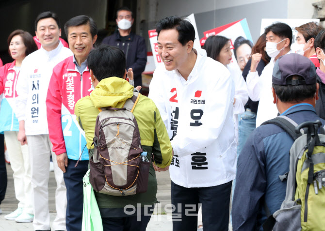 지지호소하는 오세훈 서울시장 후보                                                                                                                                                                 