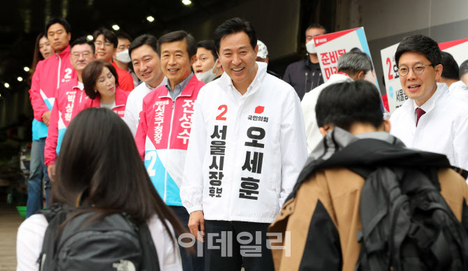청계산에서 시민들에게 인사하는 오세훈 서울시장 후보                                                                                                                                               