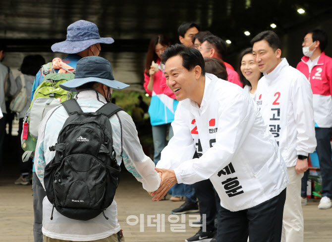 청계산에서 시민들에게 인사하는 오세훈 후보                                                                                                                                                        