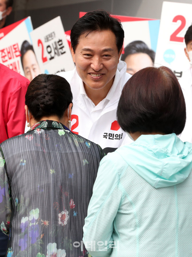시민들과 인사나누는 오세훈 후보                                                                                                                                                                   