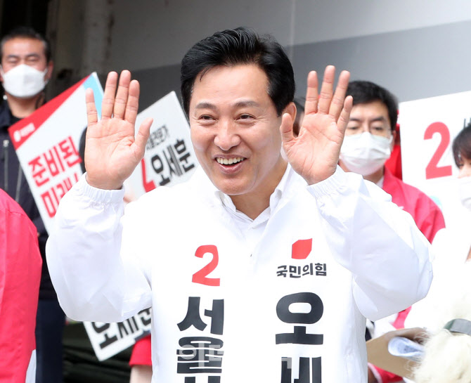 손 흔드는 오세훈 서울시장 후보                                                                                                                                                                    
