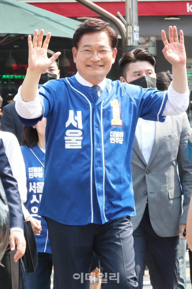 시민들에게 인사하는 송영길 서울시장 후보                                                                                                                                                          