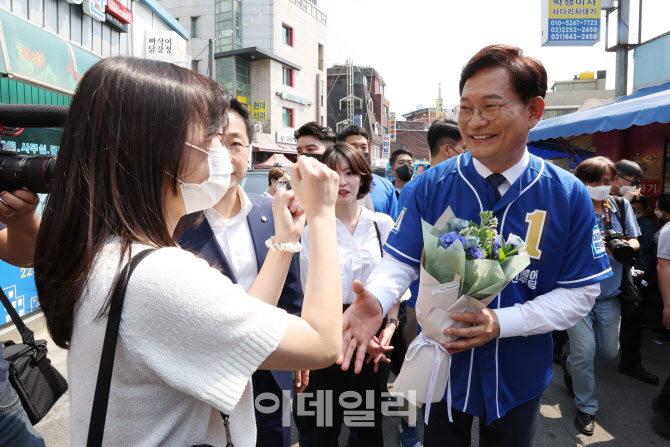 꽃 선물받은 송영길 서울시장 후보                                                                                                                                                                  