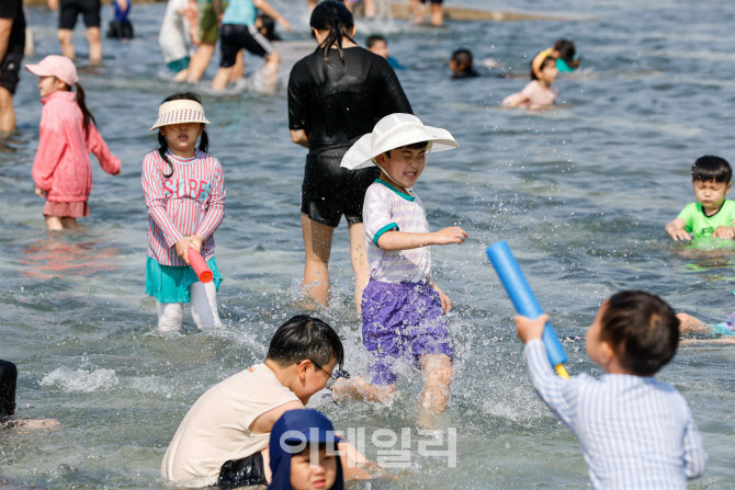 한강에서 무더위 잊어요                                                                                                                                                                            