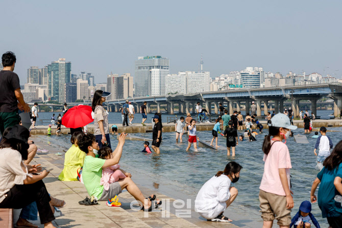 북적이는 여의도 물빛광장                                                                                                                                                                          