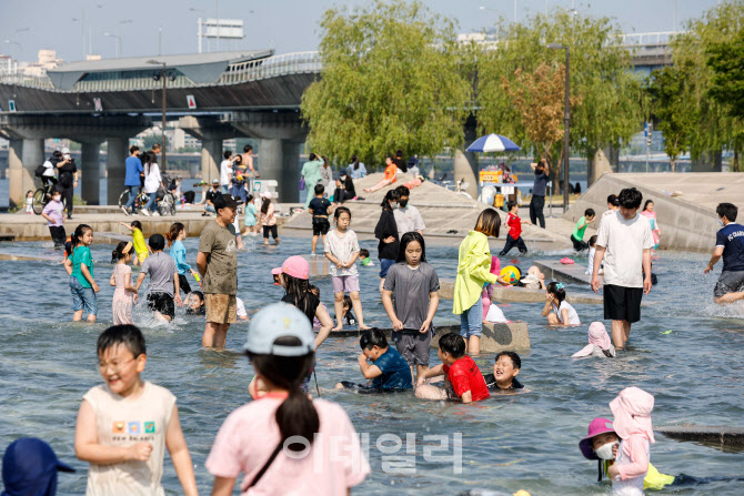 인파로 북적이는 여의도 물빛광장                                                                                                                                                                   