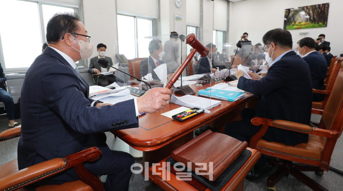 의사봉 두드리는 이종배 국회 예산결산특별위원회 소위원장                                                                                                                                           